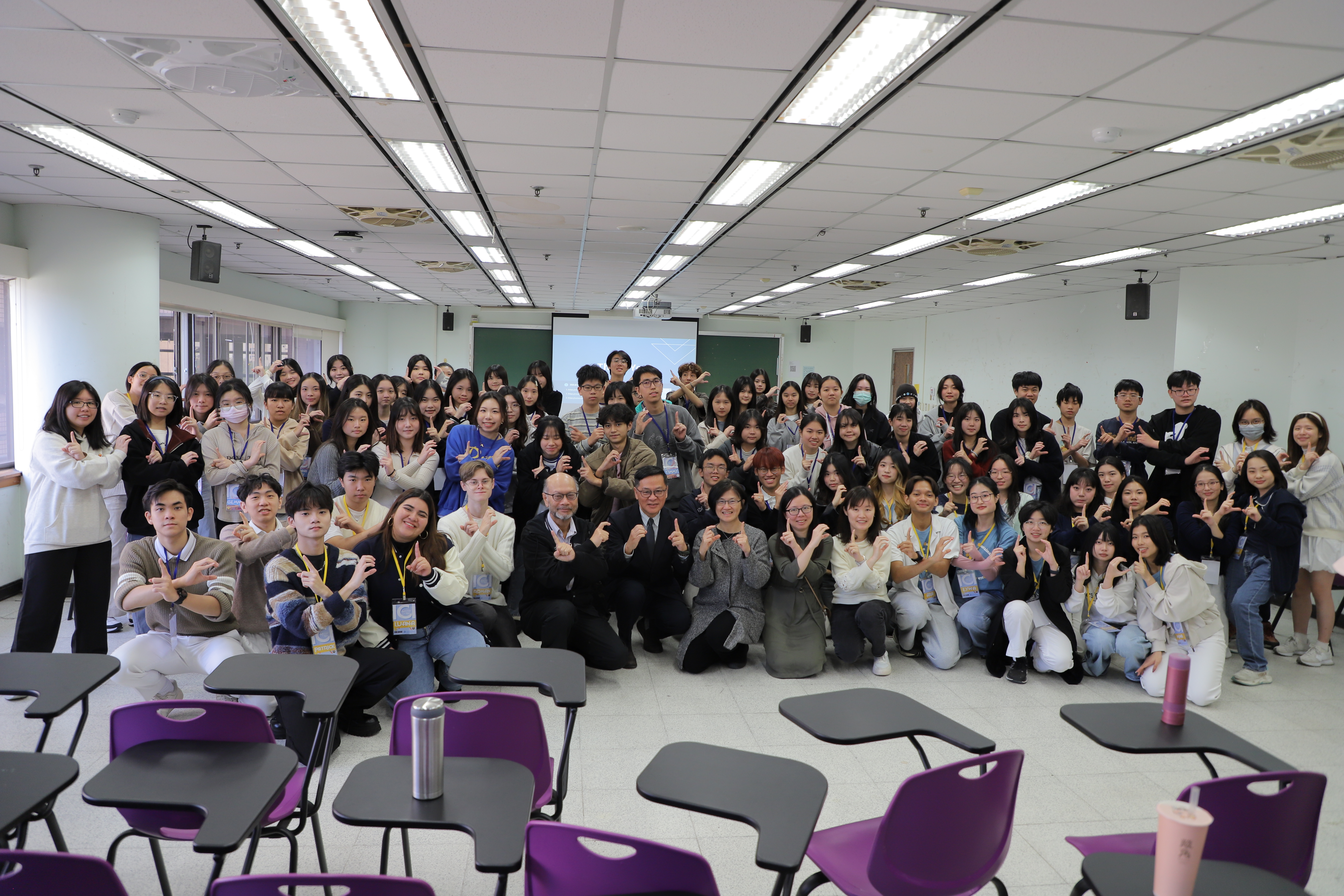 Participants joined faculty members and staff of the International College of Innovation for a group photo, capturing a memorable moment from the “One Day with ICI” event. (Photo credit: ICI)